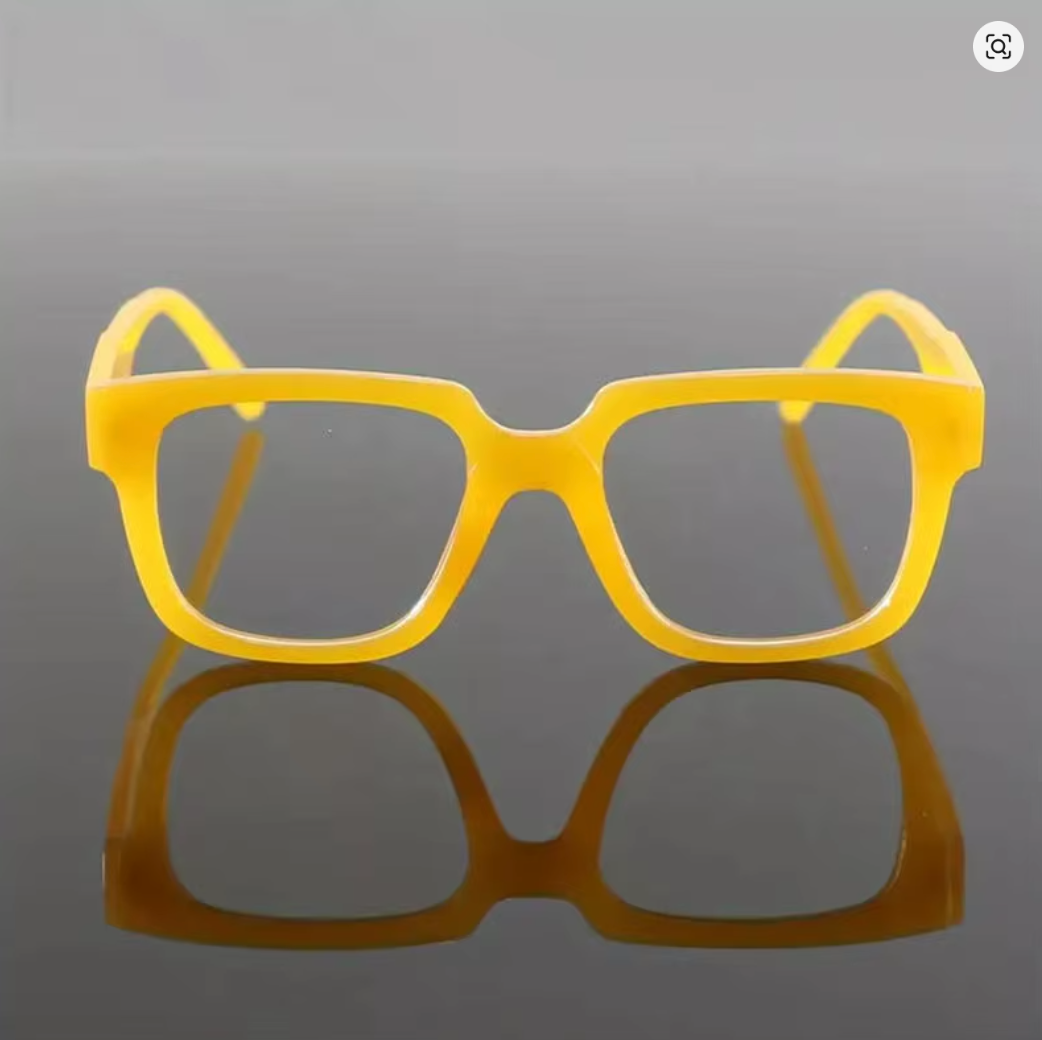 Gafas amarillas de moda con marco grande