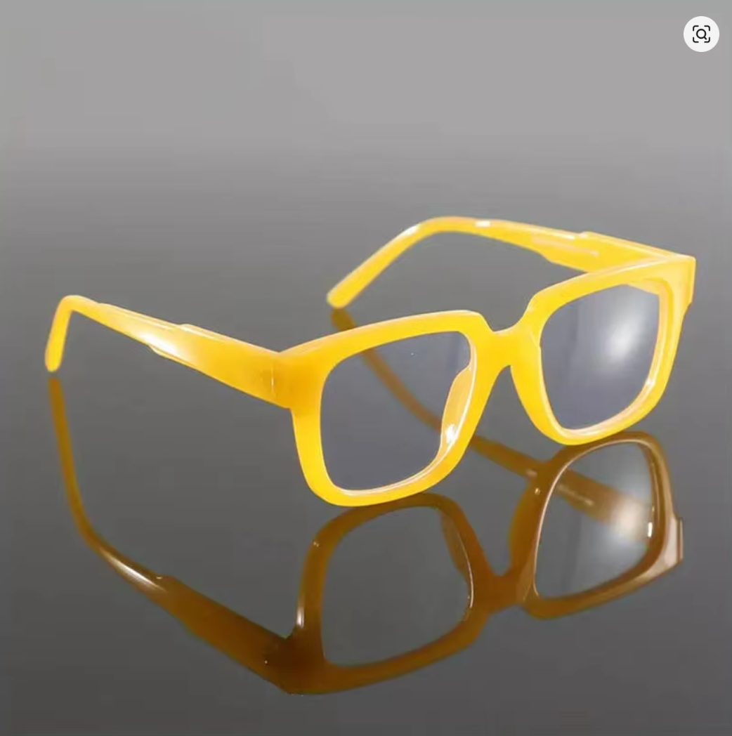 Gafas amarillas de moda con marco grande